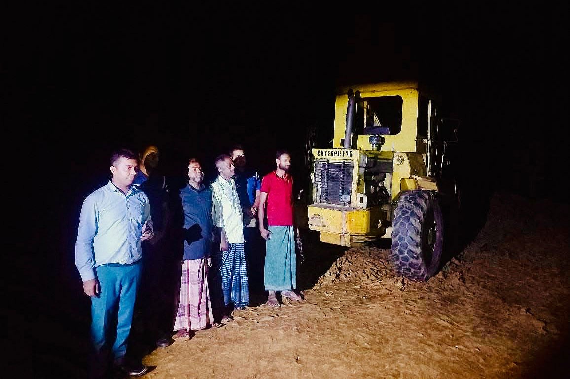 ভ্রাম্যমাণ আদালতের অভিযান। গতকাল রাতে খাগড়াছড়ির দীঘিনালার ছোট মেরুং এলাকায়