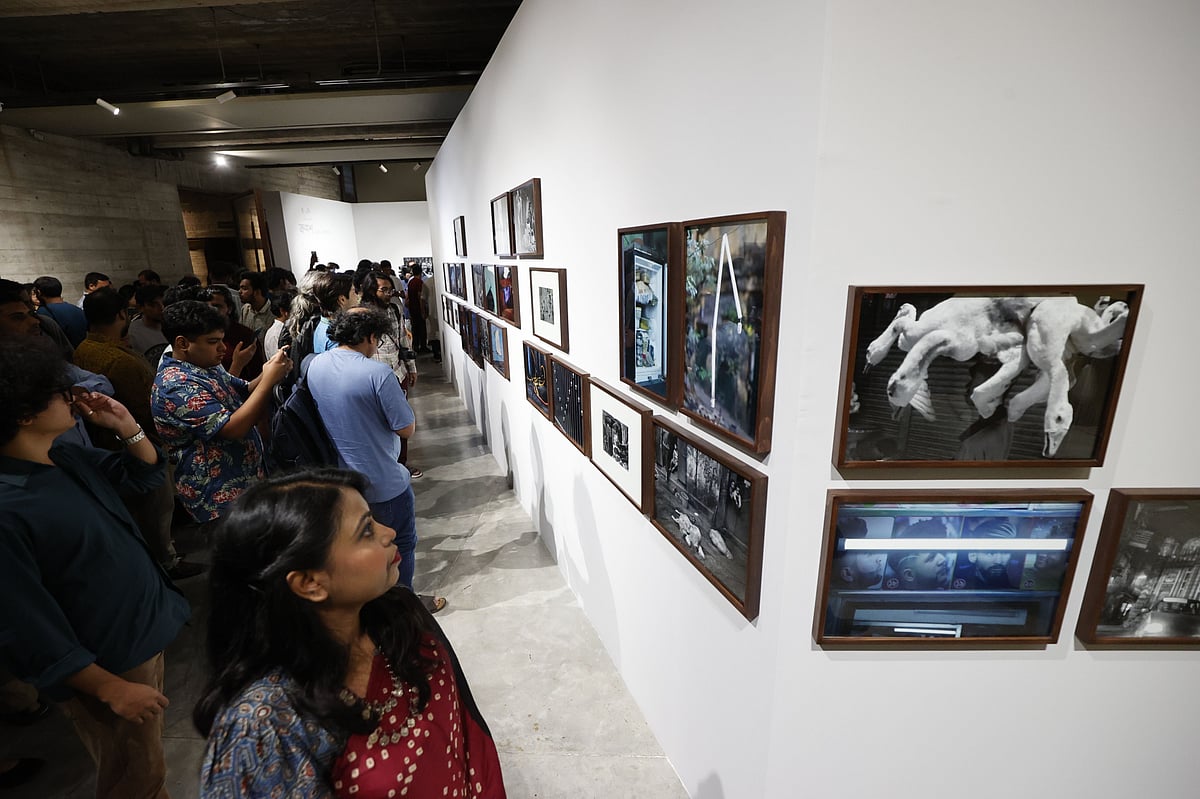 আলোকচিত্রী মুনেম ওয়াসিফের ‘ক্রমশ দৃশ্যশিল্প প্রদর্শনী’ দেখছেন দর্শনার্থীরা। আজ শুক্রবার রাজধানীর ধানমন্ডির বেঙ্গল শিল্পালয়ে