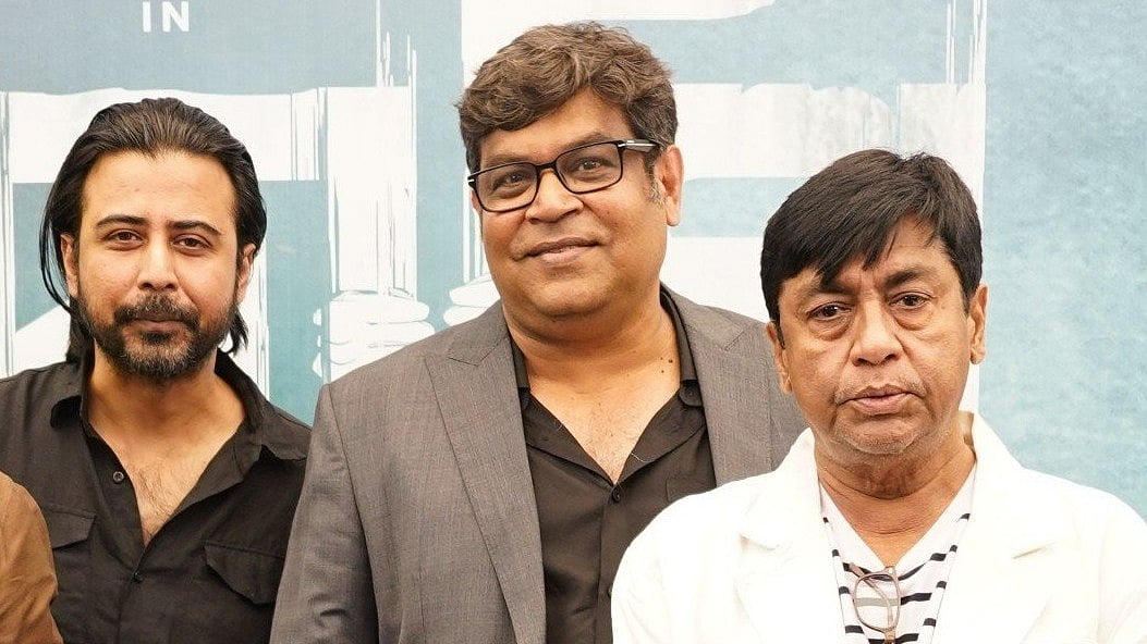 ‘দাগি’ সিনেমার পরিচালক শিহাব শাহীনের সঙ্গে অভিনয়শিল্পী আফরান নিশো (বামে), ও শহীদুজ্জামান সেলিম (ডানে)।