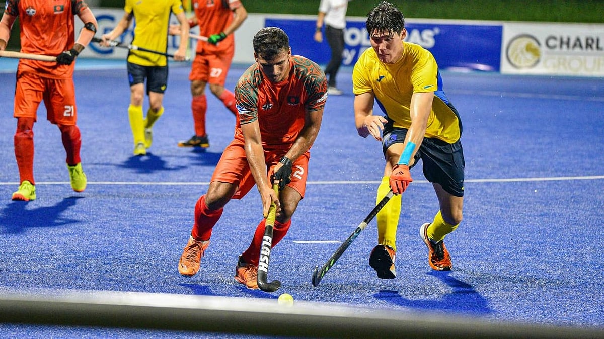 বাংলাদেশ–কাজাখস্তান হকি ম্যাচের একটি মুহূর্ত। আজ ইন্দোনেশিয়ার রাজধানী জাকার্তায়