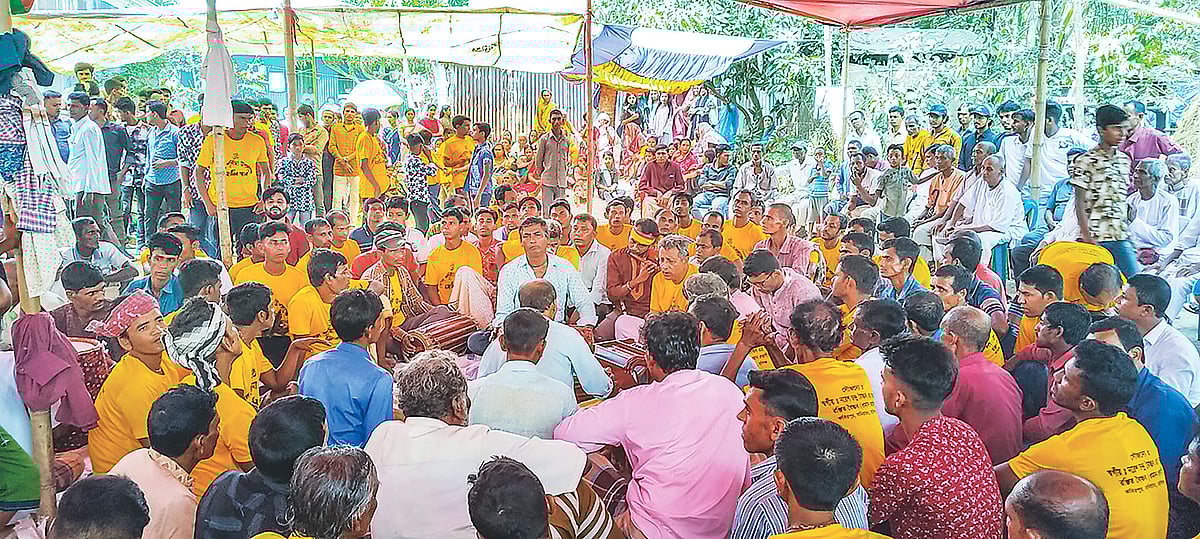 সুনামগঞ্জের হাওর-অধ্যুষিত শাল্লা উপজেলার ভেড়াডহর গ্রামে উরিগানের আসরে মগ্ন শিল্পী ও শ্রোতারা