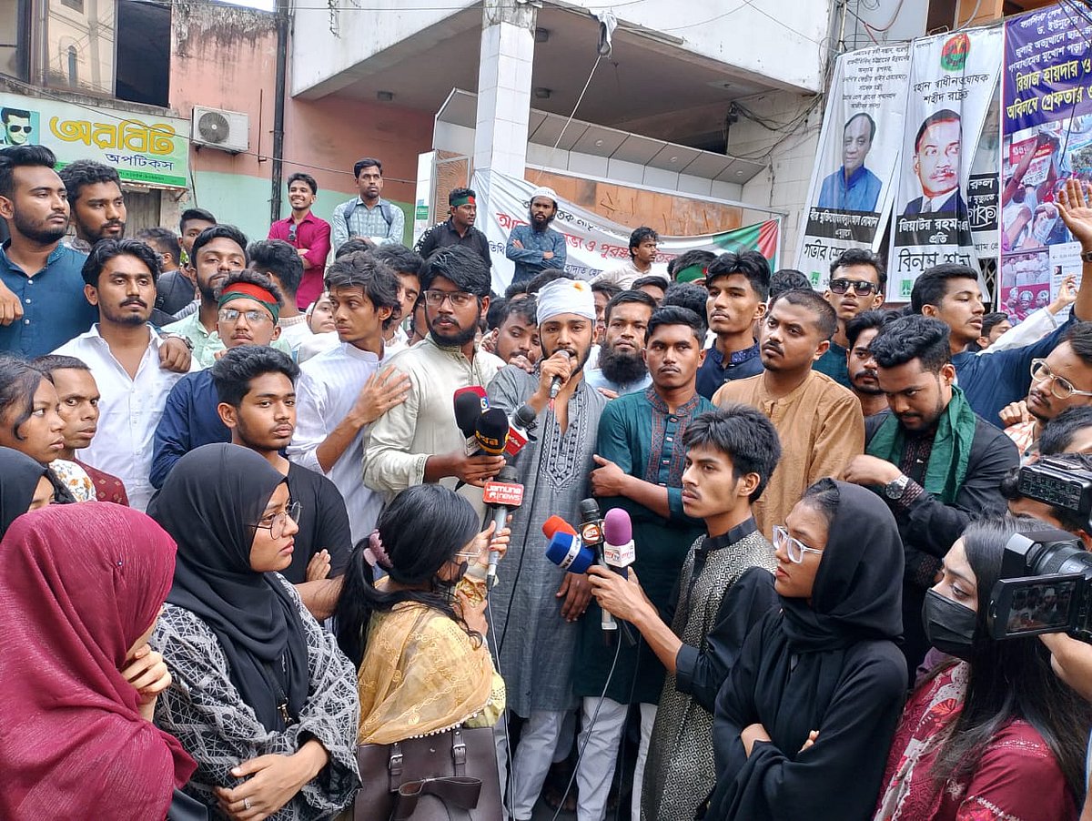 বৈষম্যবিরোধী ছাত্র আন্দোলনের সমাবেশে বক্তব্য দেন হামলায় আহত সাইফ উদ্দিন মারুফ। আজ দুপুরে চট্টগ্রাম প্রেসক্লাবের সামনে