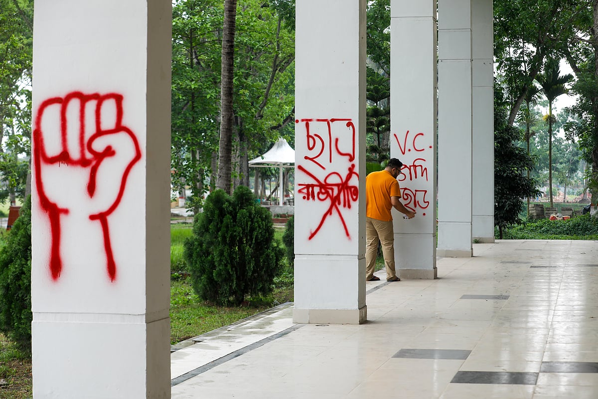 কুয়েটে সংঘর্ষের দুই মাস পূর্তিতে ‘শোকের গ্রাফিতির এক দফার ডাক’ শিরোনামে দেয়ালে দেয়াল গ্রাফিতি আঁকা কর্মসূচি করেন শিক্ষার্থীরা। শুক্রবার কুয়েট ক্যাম্পাসে