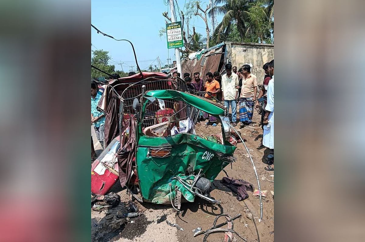 ভালুকায় মাইক্রোবাসের সঙ্গে মুখোমুখি সংঘর্ষে দুমড়েমুচড়ে যাওয়া সিএনজিচালিত অটোরিকশা