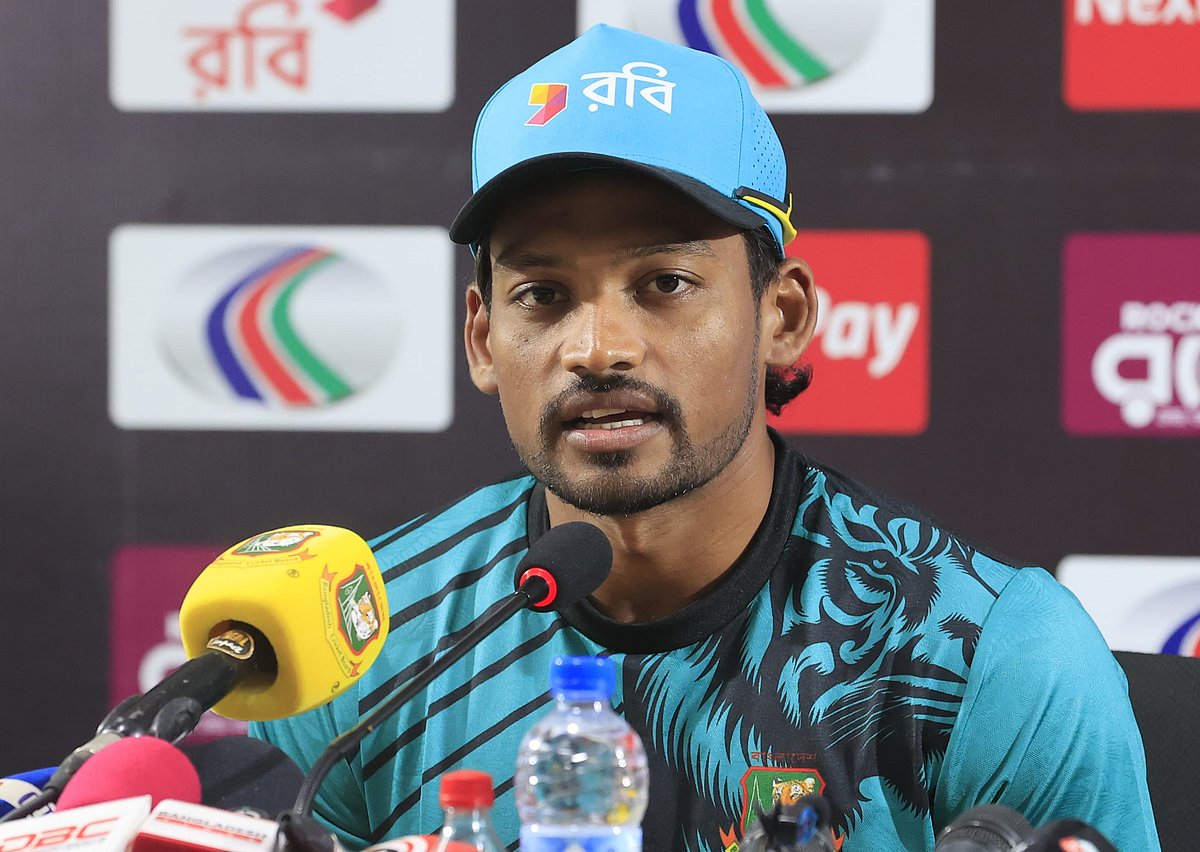 সংবাদ সম্মেলনে বাংলাদেশ অধিনায়ক নাজমুল হোসেন।