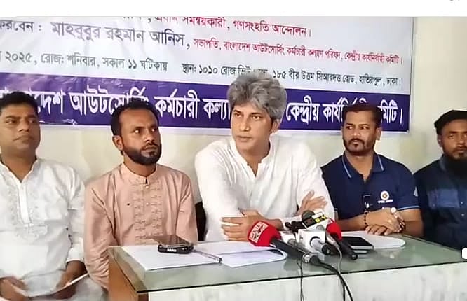 গণসংহতি আন্দোলনের প্রধান সমন্বয়কারী জোনায়েদ সাকি সংবাদ সম্মেলনে বক্তব্য দেন। হাতিরপুল, ঢাকা, ১৯ এপ্রিল