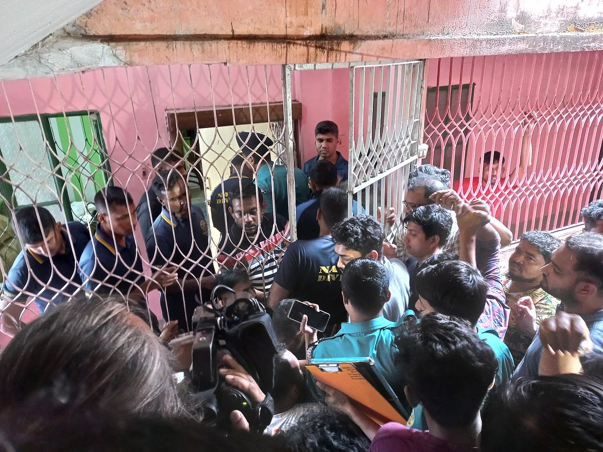 খাল থেকে উদ্ধারের পর শিশুটির লাশ নিয়ে যাওয়া হয় বাসায়। আজ শনিবার নগরের চাক্তাই এলাকায়