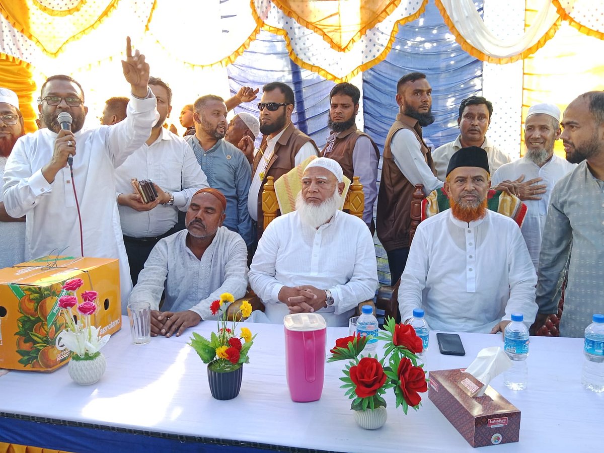 লালমনিরহাটের হাতীবান্ধা সীমান্তে বিএসএফের গুলিতে নিহত হাসিবুলের বাড়িতে যান জামায়াতের আমির শফিকুর রহমান। শনিবার দুপুরে উপজেলার মধ্য সিঙ্গিমারী গ্রামে হাসিবুলের বাড়ির সামনে