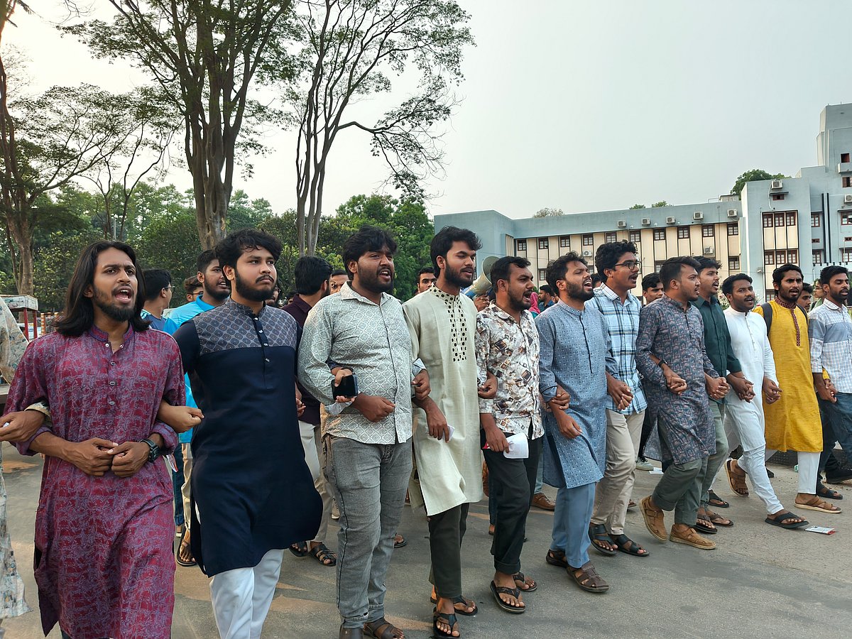 আওয়ামী লীগ নিষিদ্ধের দাবিতে রাজশাহী বিশ্ববিদ্যালয়ে বিক্ষোভ মিছিল। শনিবার বিকেলে শহীদ শামসুজ্জোহা চত্বরে