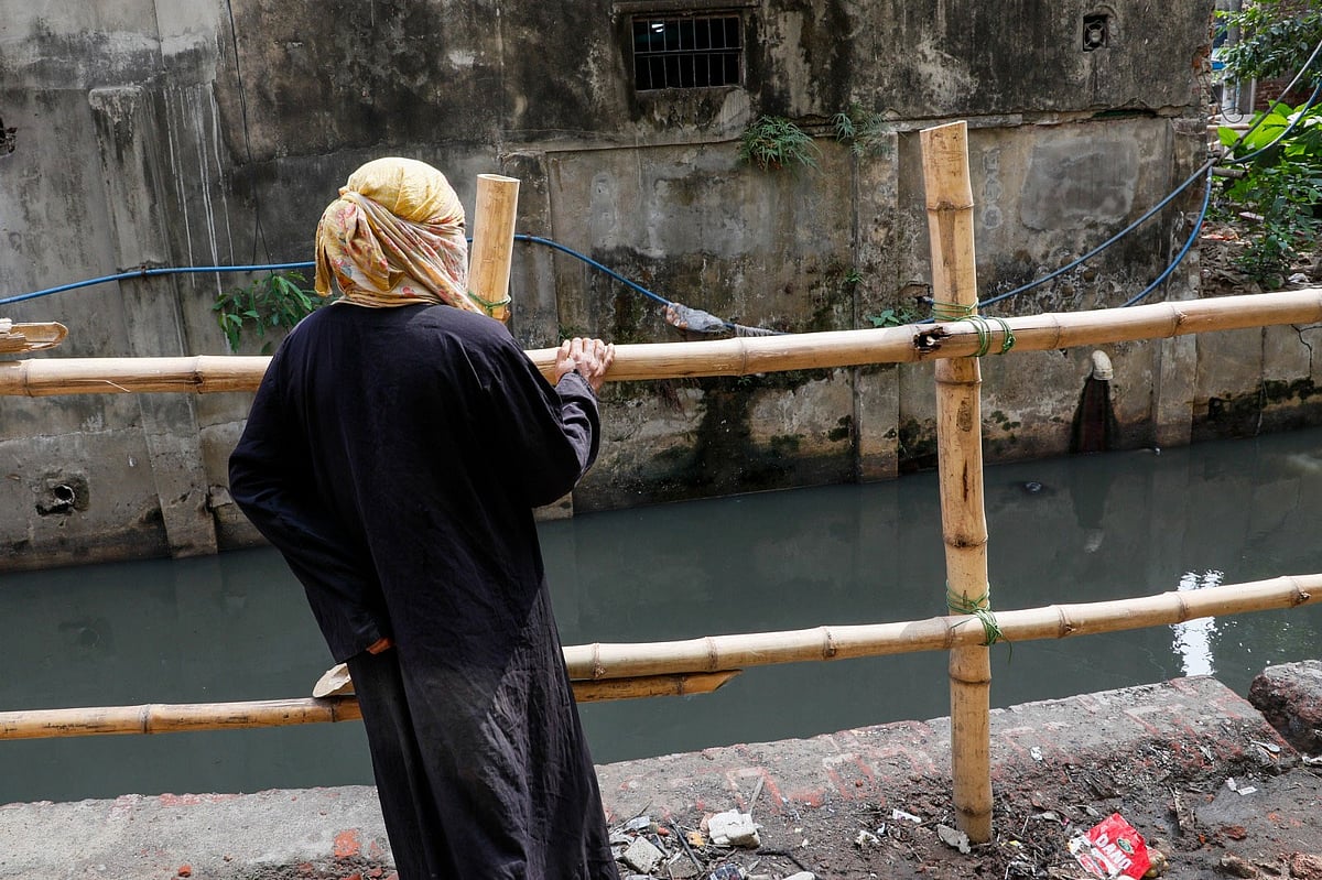চট্টগ্রাম নগরের চকবাজার থানার কাপাসগোলা এলাকায় হিজড়া খালের এ অংশে পড়ে মারা যায় শিশু সেহরিশ। খালটিতে এখন বাঁশের বেষ্টনী দিয়ে রাখা হয়েছে। গতকাল বেলা দুইটায়