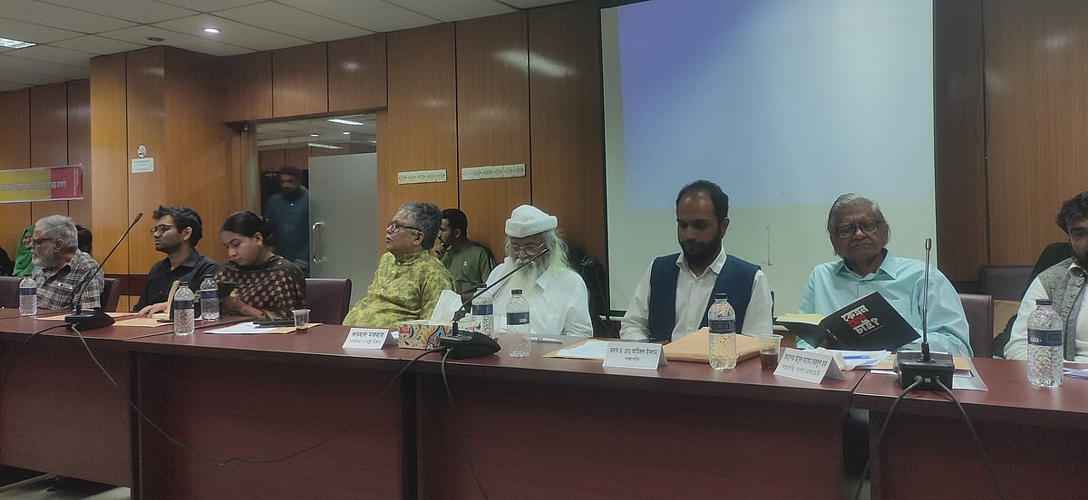 বিএমএ ভবনের শহীদ ডা. মিলন হক মিলনায়তনে ‘কেমন বাংলাদেশ চাই’ শীর্ষক এক গোলটেবিল আলোচনায় বক্তব্য দেন ফরহাদ মজহার