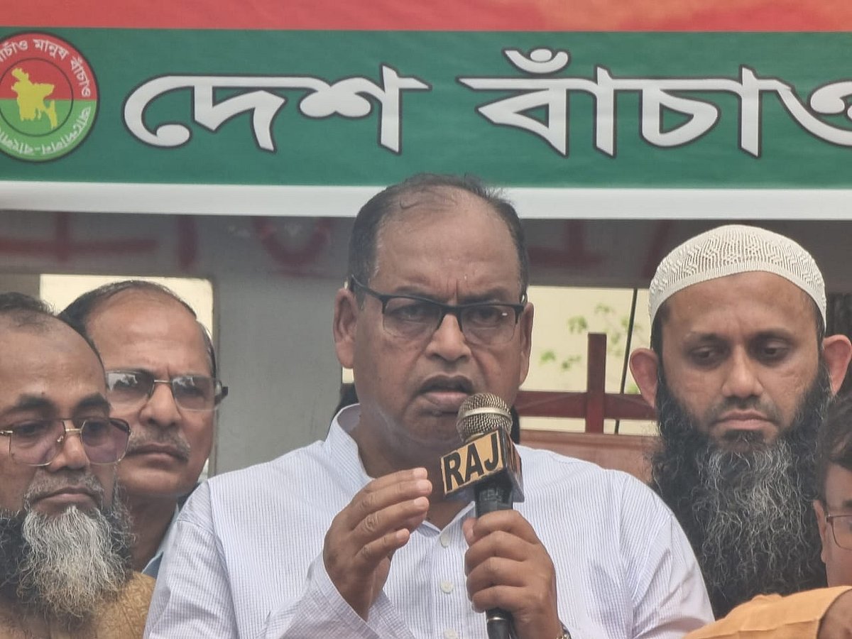 জাতীয় প্রেসক্লাবের সামনে এক সমাবেশে বক্তব্য দেন বিএনপির ভাইস চেয়ারম্যান শামসুজ্জামান দুদু। ১৯ এপ্রিল, ঢাকা