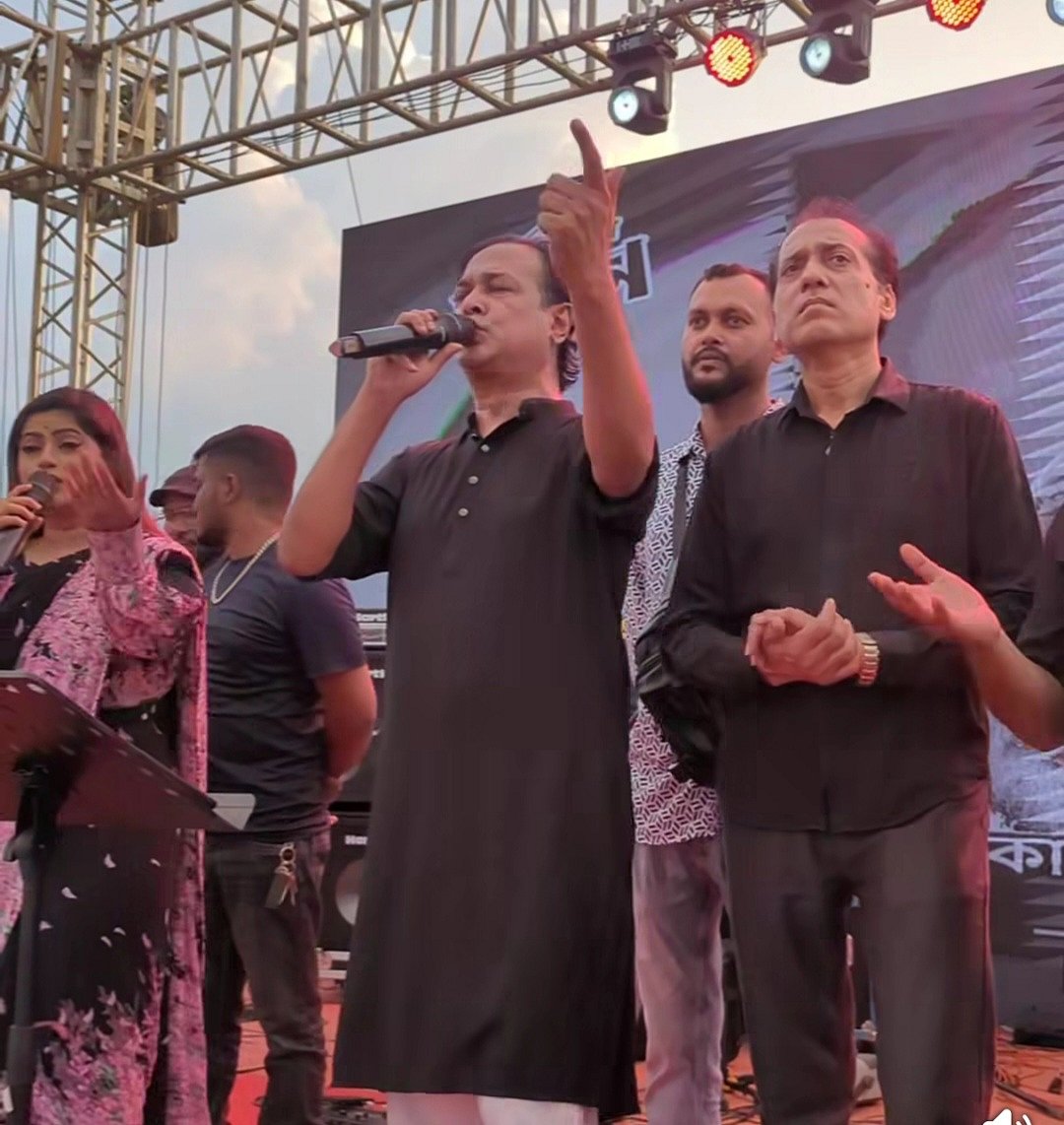 পাগল হাসানের স্মরণোৎসবে গান গাইছেন আসিফ আকবর। আজ শনিবার সুনামগঞ্জের ছাতক পৌর শহরের পাগল হাসান চত্বরে