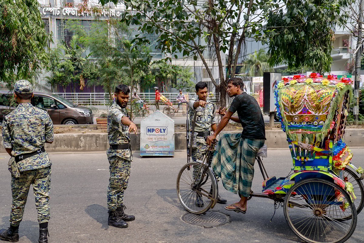 গুলশান এলাকায় ব্যাটারিচালিত রিকশা ঢুকতে চাইলে বাধা দেন আইনশৃঙ্খলা রক্ষাকারী বাহিনীর সদস্যরা। ঢাকা, ১৯ এপ্রিল