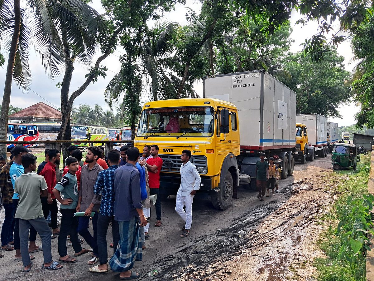 ভোলার গ্যাস দিয়ে জেলার উন্নয়নসহ পাঁচ দাবিতে শনিবার বিকেলে আরও তিনটি গ্যাসভর্তি গাড়ি আটকে দেন ছাত্র-জনতা। শনিবার বিকেলে ভোলা-চরফ্যাশন সড়কে