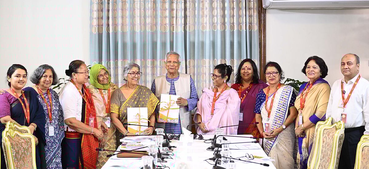 অন্তর্বর্তী সরকারের প্রধান উপদেষ্টা অধ্যাপক মুহাম্মদ ইউনূসের কাছে নারী অধিকার রক্ষায় বিশদ সুপারিশসহ প্রতিবেদন জমা দিয়েছে নারী বিষয়ক সংস্কার কমিশন। রাষ্ট্রীয় অতিথি ভবন যমুনা, ঢাকা। ১৯ এপ্রিল