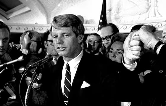 হত্যাকাণ্ডের শিকার হওয়ার কিছুক্ষণ আগে লস অ্যাঞ্জেলেসের অ্যাম্বাসেডর হোটেলে বক্তব্য দেন রবার্ট এফ কেনেডি