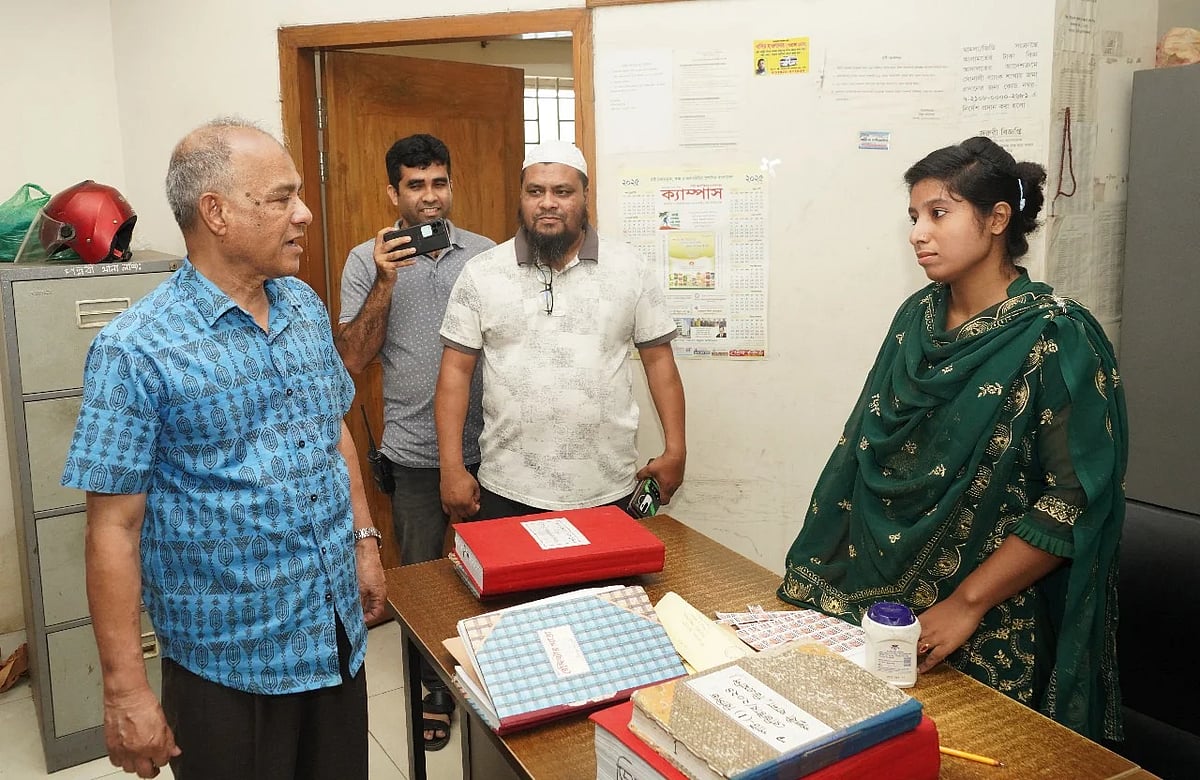 শনিবার রাজধানীর উত্তরাঞ্চলের তিনটি থানা (বিমানবন্দর, উত্তরা পশ্চিম ও তুরাগ) এবং পরে পল্লবী থানা আকস্মিক পরিদর্শন করেন স্বরাষ্ট্র উপদেষ্টা