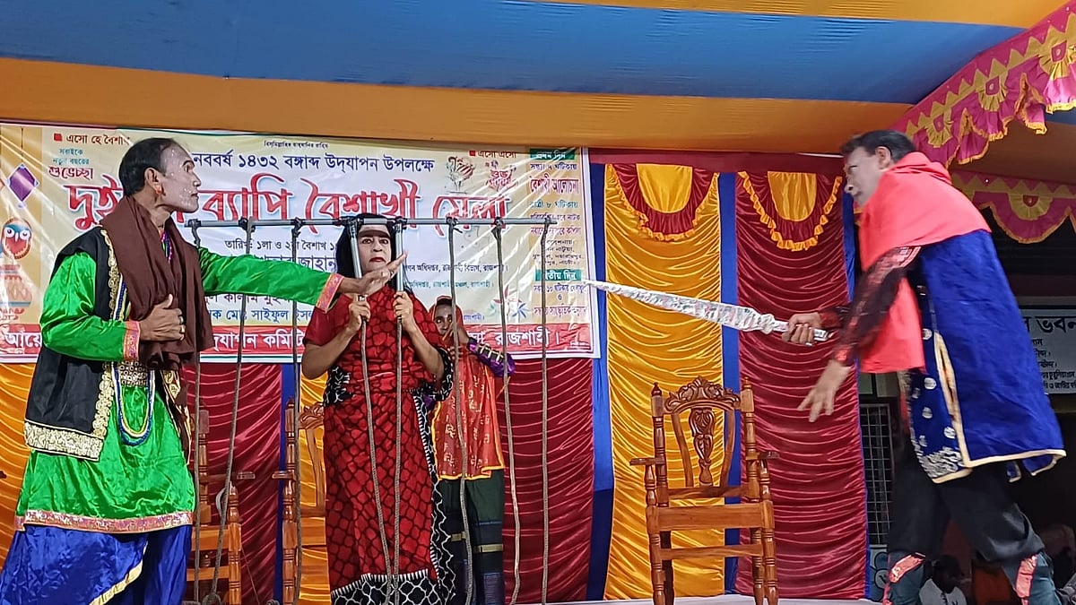 যাত্রাপালা ‘নবাবের দরবারে কপিলা’র দৃশ্য