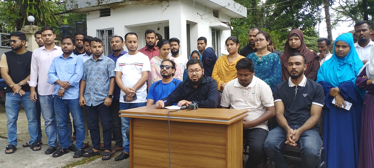 বিশ্ববিদ্যালয় ক্যাম্পাসে আয়োজিত সংবাদ সম্মেলনে পরিষদের পক্ষে লিখিত বক্তব্য উপস্থাপন করেন প্রশাসনিক কর্মকর্তা কাজী মাসুদ