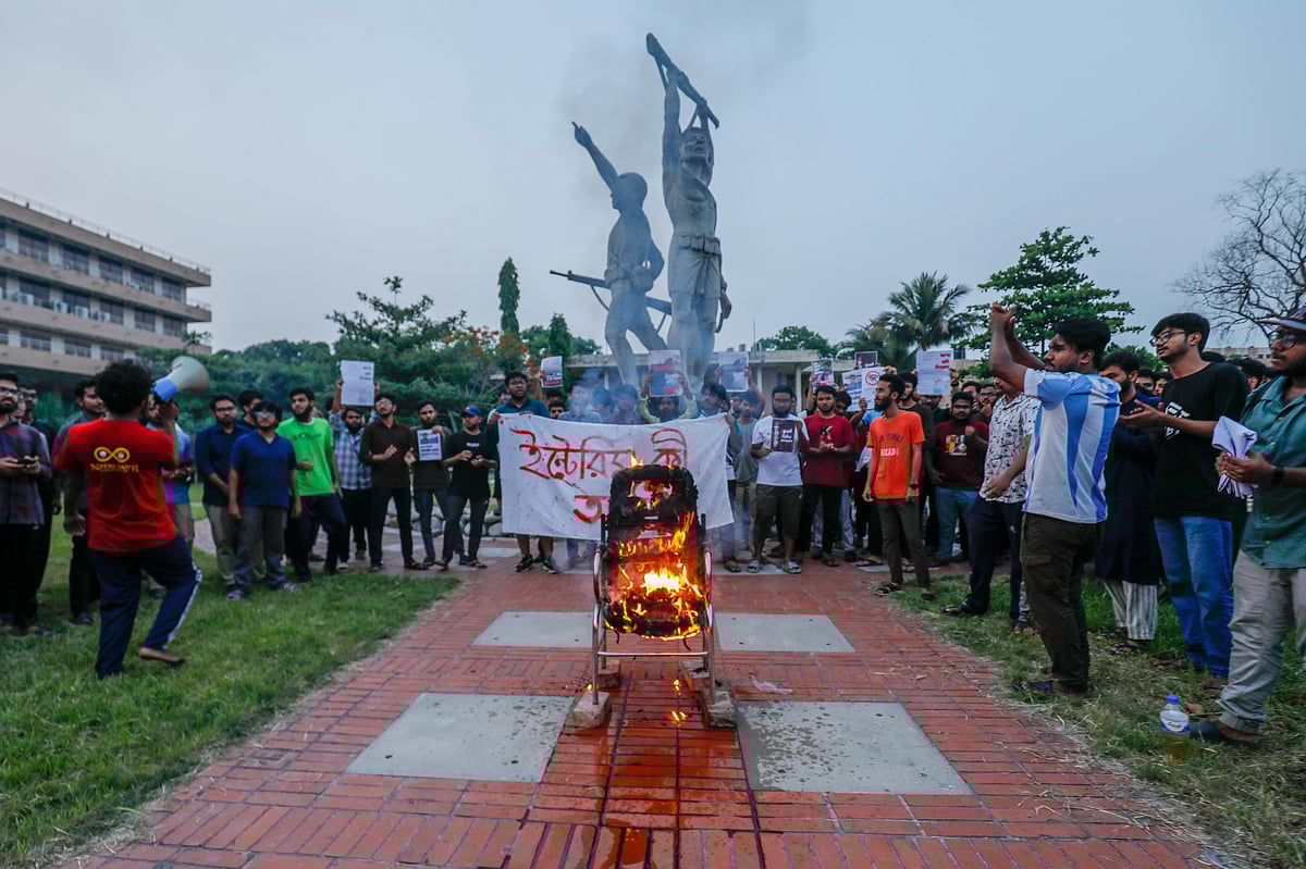 খুলনা প্রকৌশল ও প্রযুক্তি বিশ্ববিদ্যালয়ে আন্দোলনকারী শিক্ষার্থীরা উপাচার্যের পদত্যাগের দাবিতে প্রতীকী গতিতে আগুন জ্বালানো কর্মসূচি পালন করেন শিক্ষার্থীরা। শনিবার বিকেল সোয়া ছয়টার দিকে ভাস্কর্য দুর্বার বাংলার পাদদেশে