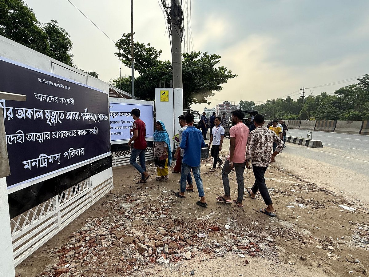 গাজীপুরের কালিয়াকৈর উপজেলার নিশ্চিন্তপুর এলাকায় মনট্রিমস্ কারখানায় এক শ্রমিকের আত্মহত্যার ঘটনার এক দিন পর আজ শনিবার থেকে কারখানা চালু হয়েছে। আজ শনিবার সকাল ৯টার দিকে কারখানার সামনে