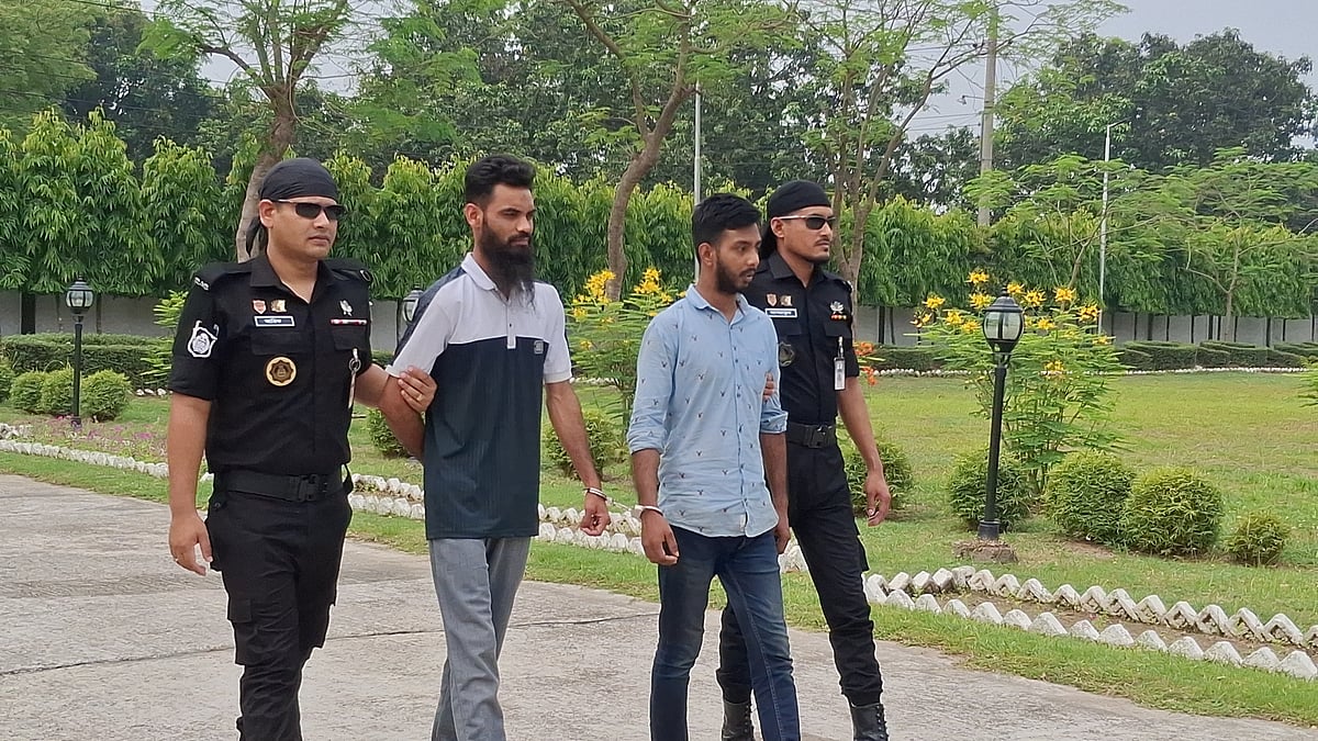 র‍্যাবের হাতে গ্রেপ্তার নান্টু (বাঁয়ে) ও খোকন। আজ সকালে রাজশাহী র‍্যাবের সদর দপ্তরে