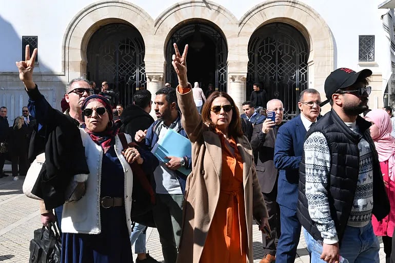 রাজধানী তিউনিসে আদালতের বাইরে বিক্ষোভ করেছেন বিরোধীদলীয় নেতাদের স্বজনেরা