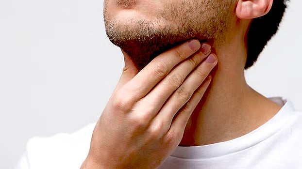 কণ্ঠনালির অসুখের লক্ষণ হলো গলাব্যথা, কণ্ঠস্বরের পরিবর্তন, ফ্যাসফ্যাস শব্দ বা গলা ভাঙা, কাশি, কিছু গিলতে অসুবিধা, শ্বাসকষ্ট ইত্যাদি