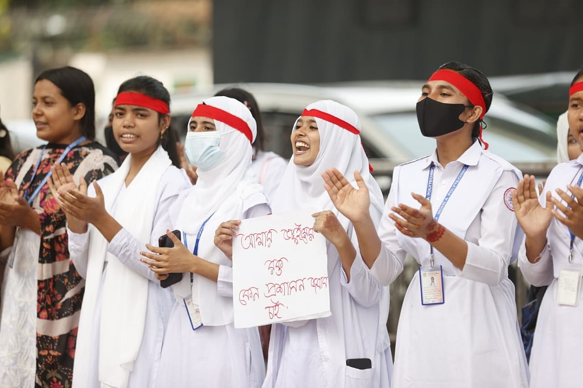 ছয় দফা দাবি বাস্তবায়নের দাবিতে ঢাকা মহিলা পলিটেকনিক ইনস্টিটিউটের শিক্ষার্থীরা বিক্ষোভ করেন। আগারগাঁও, ঢাকা