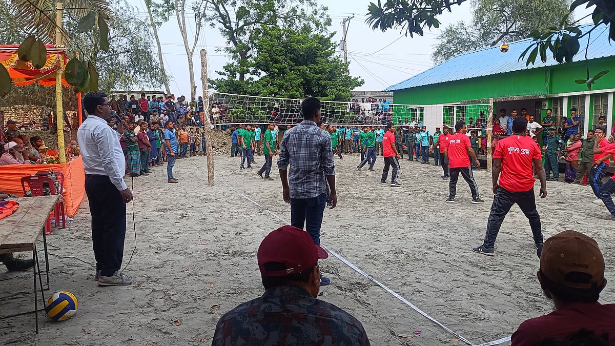 সুন্দরবনে কর্মরত বনরক্ষীরা ভলিবল খেলছেন। শনিবার বিকেলে খুলনার কয়রা উপজেলার আওতাধীন সুন্দরবনের কাশিয়াবাদ ফরেস্ট স্টেশনের মাঠে