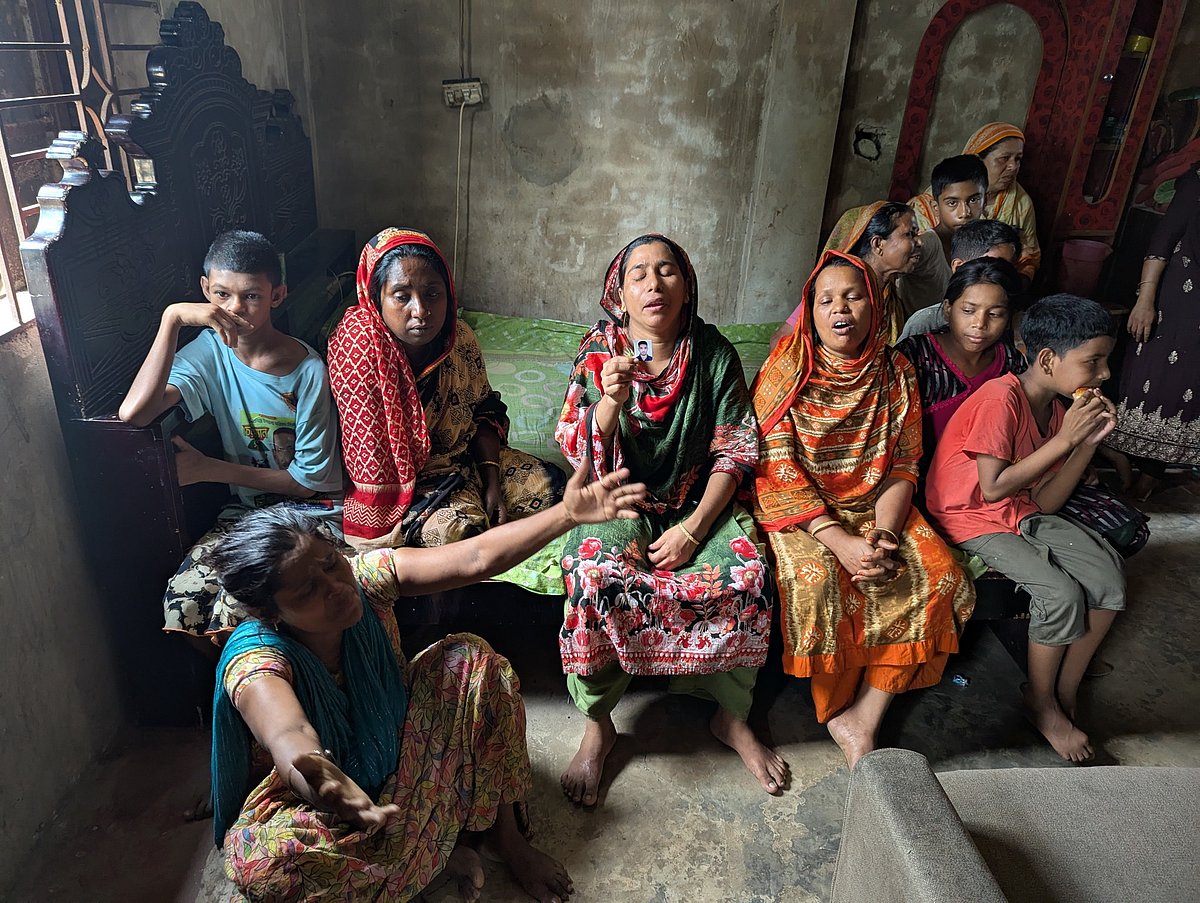 আকরাম মিয়ার মৃত্যুর সংবাদে স্বজনদের আহাজারি। আজ শনিবার ব্রাহ্মণবাড়িয়ার আশুগঞ্জ উপজেলার লালপুর ইউনিয়নের হোসেনপুর গ্রামে