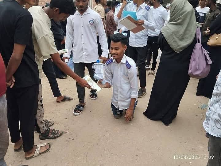 পরীক্ষাকেন্দ্রের সামনে মো. ইউনুস