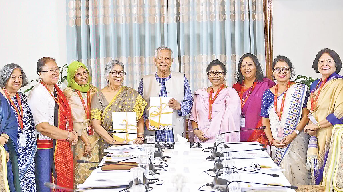 প্রধান উপদেষ্টা অধ্যাপক মুহাম্মদ ইউনূসের কাছে প্রতিবেদন জমা দেন নারীবিষয়ক সংস্কার কমিশনের সদস্যরা। গতকাল ঢাকায় রাষ্ট্রীয় অতিথি ভবন যমুনায়