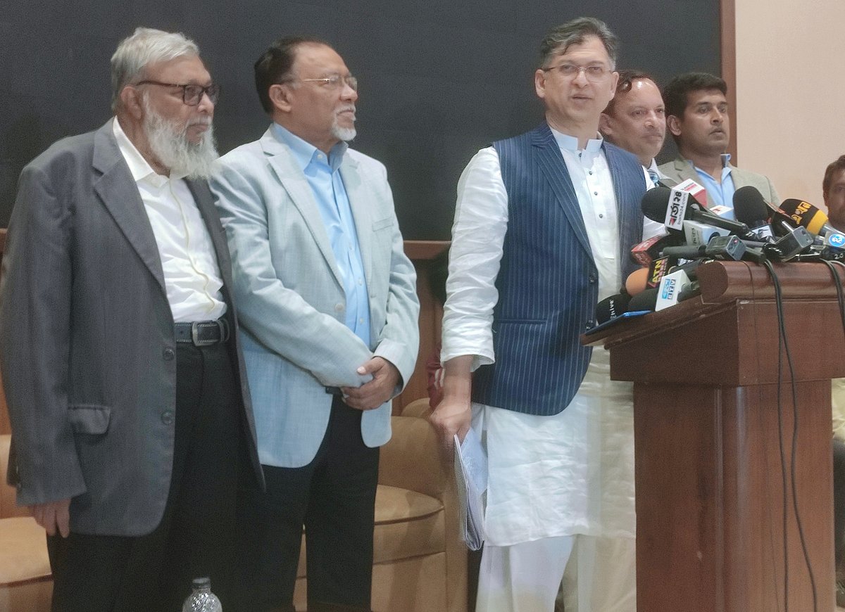 সংস্কার নিয়ে জাতীয় ঐকমত্য কমিশনের সঙ্গে আলোচনা শেষে সাংবাদিকদের সঙ্গে কথা বলেন বিএনপির স্থায়ী কমিটির সদস্য সালাহউদ্দিন আহমদ। আজ রোববার বিকেলে জাতীয় সংসদ ভবনের এলডি হলে