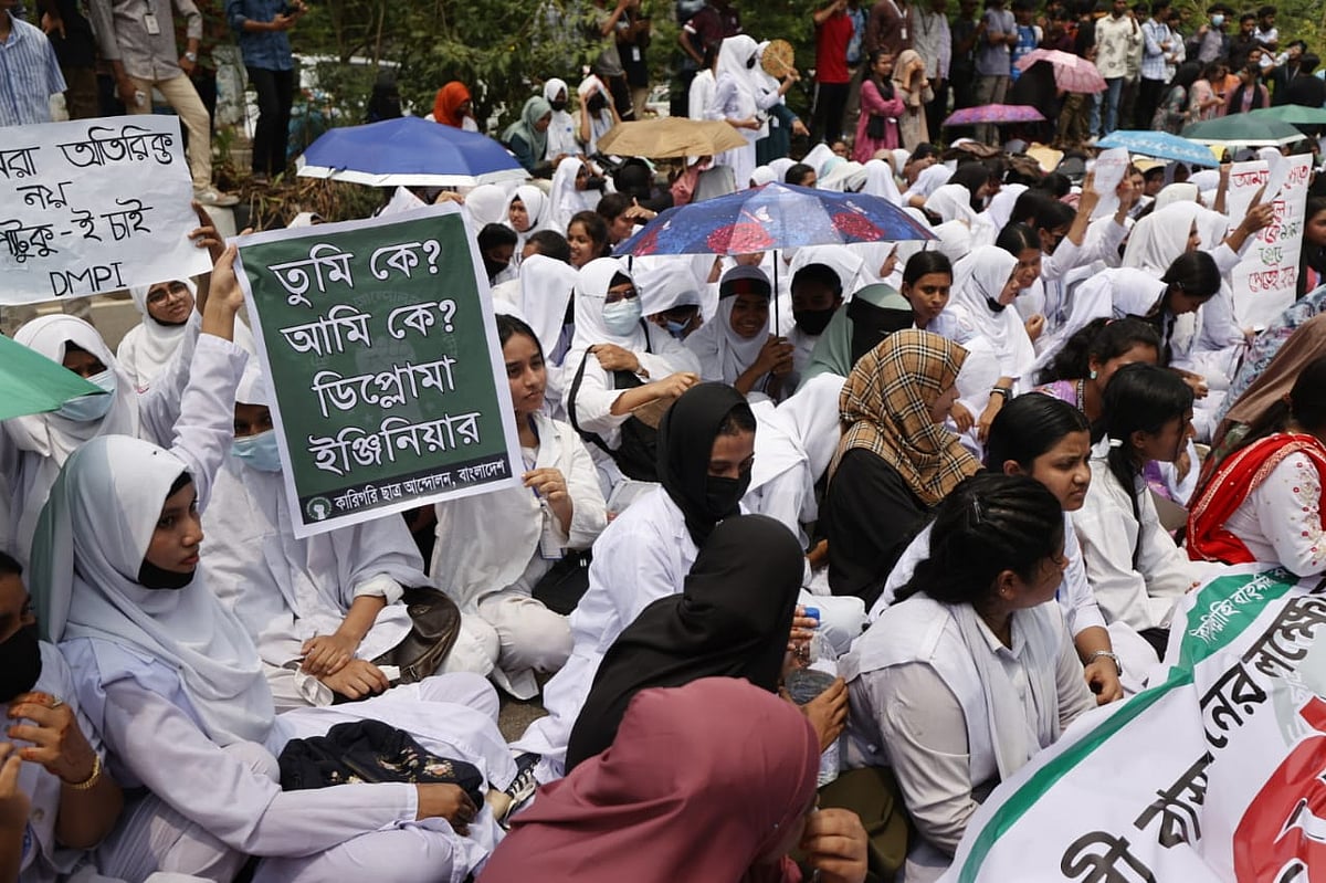 ছয় দফা দাবিতে কারিগরি শিক্ষার্থীদের সমাবেশ। রাজধানীর আগারগাঁওয়ে ঢাকা মহিলা পলিটেকনিক ইনস্টিটিউটের সামনে