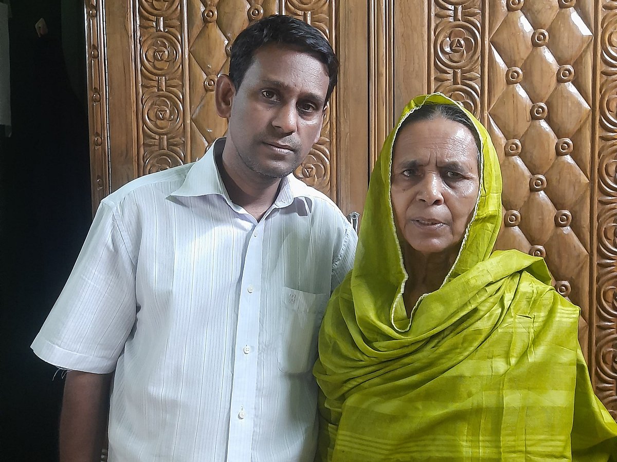 রাজিয়া বেগমের সঙ্গে ছেলে আজাদুল ইসলাম