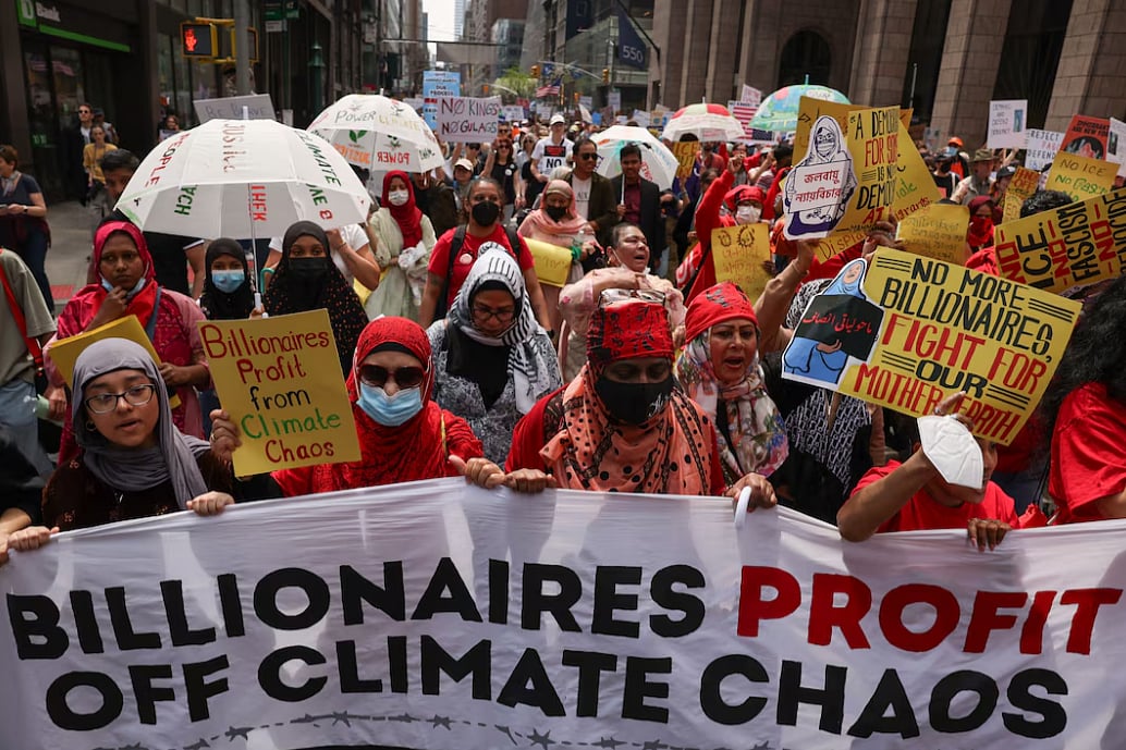 ট্রাম্প প্রশাসনের অভিবাসীদের বিতাড়ন, সরকারি চাকরি থেকে ছাঁটাই, গাজা ও ইউক্রেন নীতির বিরোধীরা বিক্ষোভে অংশ নেন। নিউইয়র্ক সিটিতে, ১৯ এপ্রিল ২০২৫