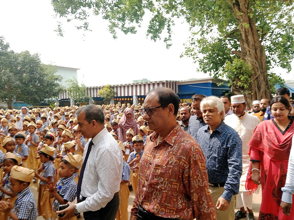 মাগুরার শালিখা উপজেলার আড়পাড়া মডেল সরকারি প্রাথমিক বিদ্যালয় পরিদর্শন করেন প্রাথমিক ও গণশিক্ষা মন্ত্রণালয়ের উপদেষ্টা অধ্যাপক বিধান রঞ্জন রায় পোদ্দার। রোববার সকালে