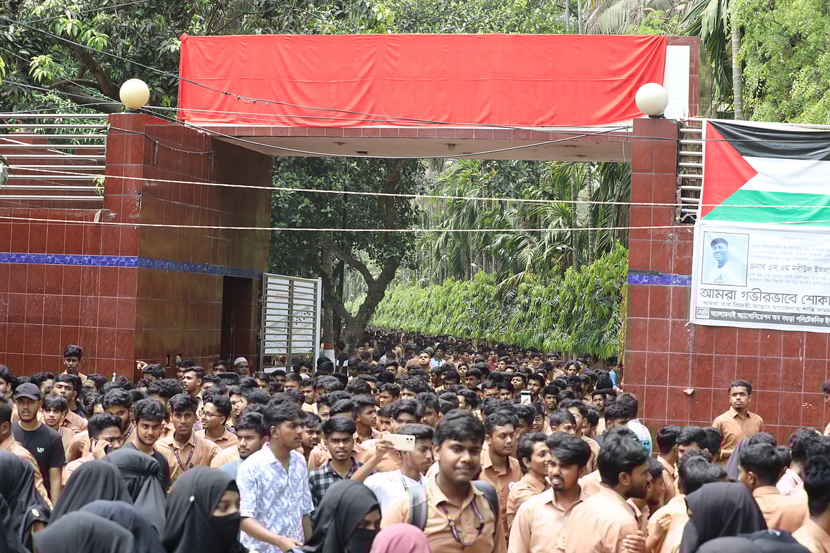 পূর্বঘোষিত মহাসমাবেশ কর্মসূচির অংশ হিসেবে আজ রোববার বেলা ১১টার পর বগুড়ার সরকারি পলিটেকনিক ইনস্টিটিউটের সামনে সাতমাথা–বনানী সড়কে বিক্ষোভ সমাবেশ শুরু করেন শিক্ষার্থীরা