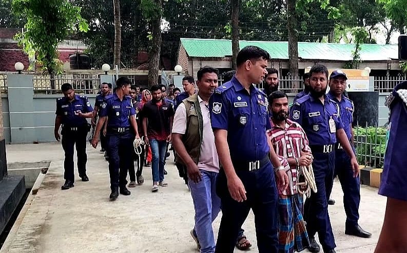 মামলার অভিযোগপত্র আমলে নেওয়ার শুনানি উপলক্ষে রোববার আসামিদের আদালতে আনা হয়