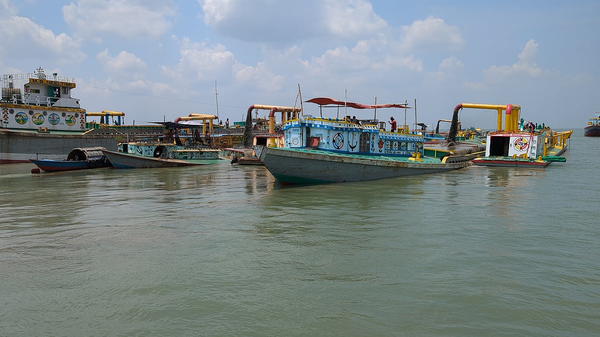 শরীয়তপুরের নড়িয়ায় পদ্মা নদী থেকে অবৈধভাবে ড্রেজার দিয়ে বালু উত্তোলন করছে একটি চক্র। ১২ এপ্রিল তোলা