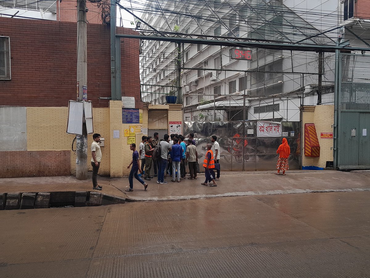 কোনাবাড়ীতে তুসুকা গ্রুপের শ্রমিকেরা কয়েকটি দাবিতে কর্মবিরতি পালন করেন। গতকাল রোববার সকালে