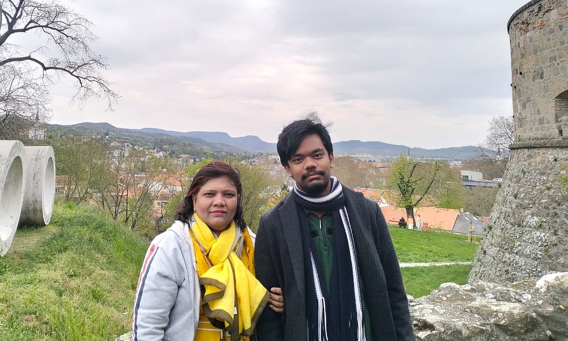 হাঙ্গেরিতে মা তাসমিন সুলতানার সঙ্গে তাহসিন তাজওয়ার জিয়া