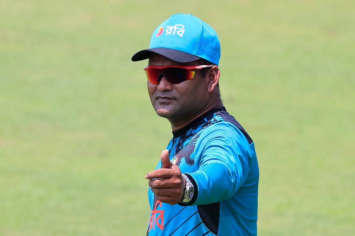 বাংলাদেশ জাতীয় দলেন সিনিয়র সহকারী কোচ মোহাম্মদ সালাহউদ্দীন