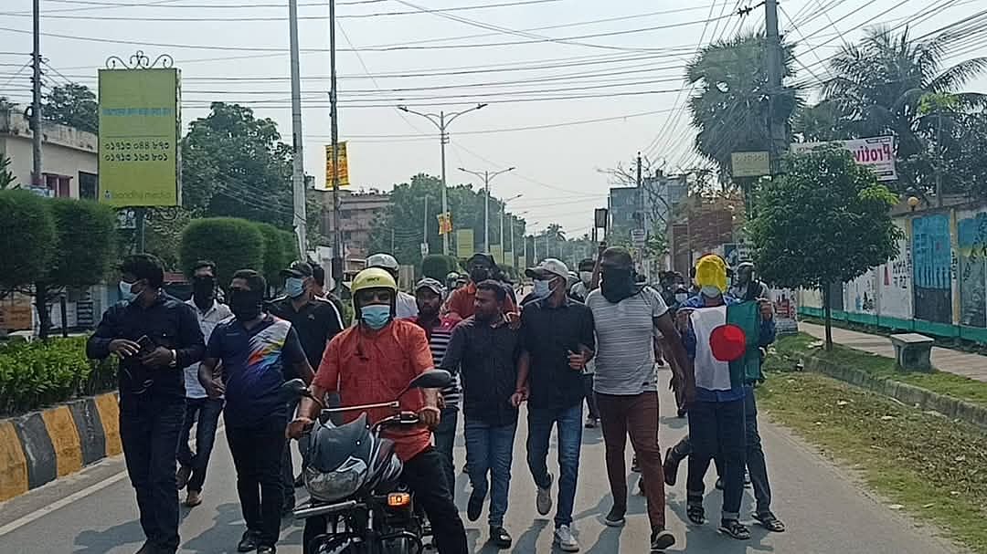 খুলনার বয়রা মহিলা কলেজ সড়কে আওয়ামী লীগের ঝটিকা মিছিল