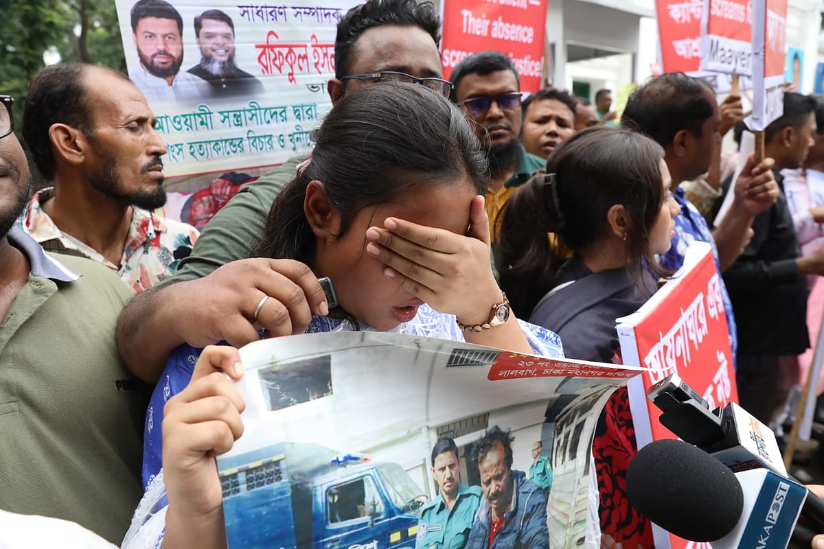 আজ রোববার হাইকোর্টসংলগ্ন মাজার গেটের সামনে জড়ো হয়ে আওয়ামী লীগের আমলে গুম হওয়া স্বজনদের খোঁজে মানববন্ধন করেছে গুমের শিকার পরিবারগুলোর সংগঠন ‘মায়ের ডাক’। এ সময় অনেককে কাঁদতে দেখা যায়
