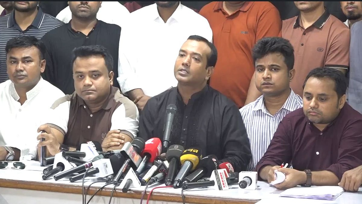 রাজধানীর নয়াপল্টনে বিএনপির কেন্দ্রীয় কার্যালয়ে আয়োজিত এক সংবাদ সম্মেলনে বক্তব্য দেন ছাত্রদল সভাপতি রাকিবুল ইসলাম