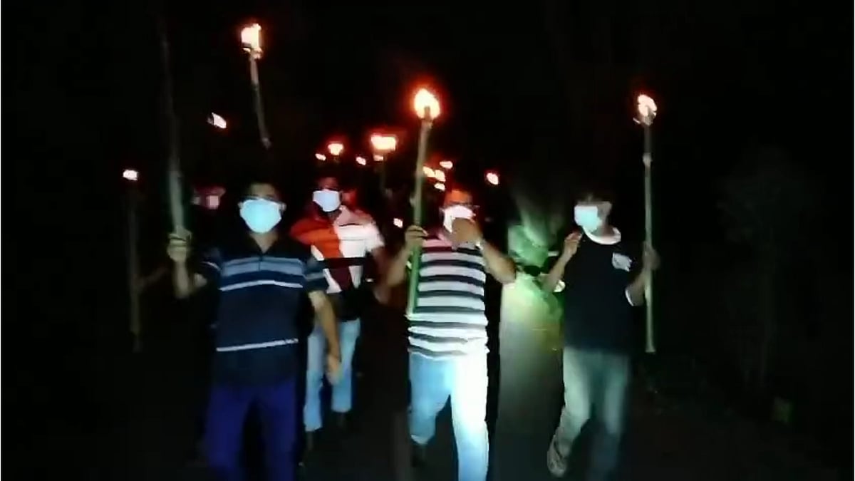 শরীয়তপুর সদর উপজেলার জয়নগর এলাকায় গতকাল শনিবার রাতে মশাল মিছিল করেন আওয়ামী লীগের নেতা–কর্মীরা