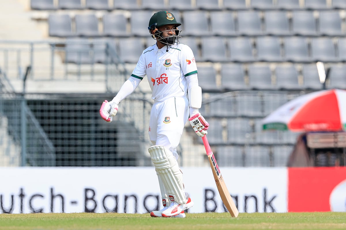 মুশফিক আউট হয়েছেন সহজ ক্যাচ দিয়ে।